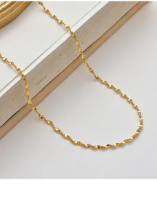 S925 sterling vergulde ketting gedraaide blad ketting detailweergave, elegante sieraden.