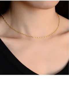 Gedetailleerde close-up van de delicate Italiaanse gedraaide ketting gedragen om de hals.