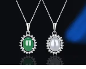 Vista dettagliata della collana con ciondolo di agata ovale in argento sterling.