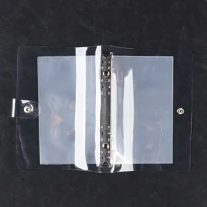 Transparenter A6 Ringbucheinband mit Druckknopf und Metallringmechanik für tägliche Notizen.
