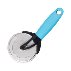 RVS pizzaroller snijder wiel met beschermhoes en ergonomisch handvat voor de keuken