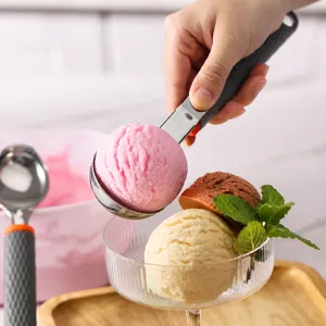 Edelstahl Eisportionierer mit ergonomischem Griff fuer einfaches Portionieren von Eis.