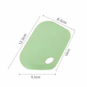 Groene siliconen deegschraper, veelzijdige bakschraper met ophanggat, duurzaam keukengereedschap.