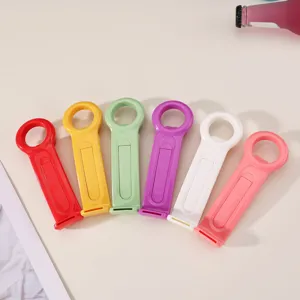 Apribottiglie multifunzionale in plastica colorata e pratico supporto per telefono.