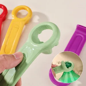 Apribottiglie e apriscatole in plastica multifunzione con impugnatura antiscivolo utile.