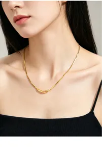 Elegante S925 Silber Vierkant Schlangenkette Halskette mit einem flexiblen Verschluss.