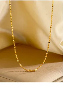 Detailaufnahme einer funkelnden Feinkette, ideal zum Kombinieren mit Anhängern, elegante Kette.