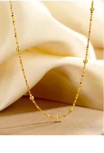 Zarte glänzende Sternenkette Detailaufnahme, elegante filigrane Silberkette Nahaufnahme.