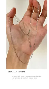 Nahaufnahme Detailaufnahme einer glitzernden Sternen-Silber-Schlüsselbein-Halskette an der Hand.