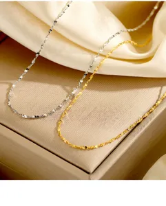 Nahaufnahme Detail von Silber und Gold Sternenketten Halsketten auf beigem Seidenstoff.