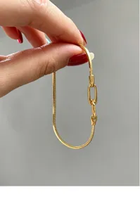 Nahaufnahme des goldenen Schlangenketten-Armband-Verschlussmechanismus mit feiner Struktur.