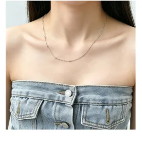 Silberne Sternperlen Halskette Detailansicht, minimalistische Kette mit feiner Textur.