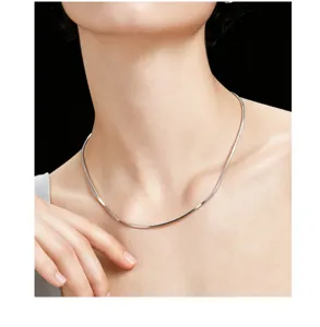 Nahaufnahme einer eleganten Schlangenkette aus Sterlingsilber, filigranes Design am Hals.