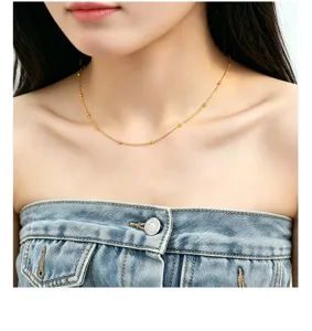 Nahaufnahme einer zarten Silberperlen Kette, minimalistisches Design fuer den Alltag.