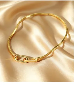 Nahaufnahme Detail vergoldete S925 Silber Vierkant Schlangenkette Armband verstellbar.