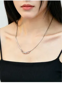 Detailaufnahme der S925 Sterlingsilber Schlangenkette, minimalistischer Halsschmuck.