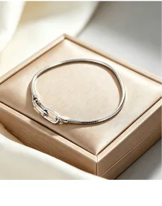 Detaillierte Nahaufnahme des Sterling Silber Schlangenkettenarmbands mit poliertem Verschluss.