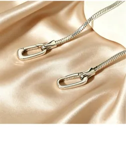 Detailaufnahme der S925 Silber Vierkant Schlangenkette mit flexiblem Verschluss.