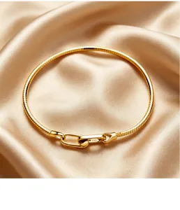 Nahaufnahme des eleganten, goldfarbenen Schlangenketten-Armbands mit einfachem Verschluss.