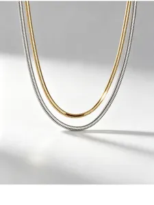 Atemberaubende mehrlagige Schlangenkette aus Silber, elegantes Schmuckstück in Gold und Silber.