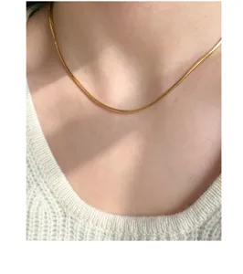 Goldene Fischgräten Schlangenkette Halskette für Damen und Herren, elegantes Schmuckstück.