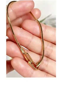Nahaufnahme Detail des italienischen S925 Silber Quadrat Schlangenkette Armbands.