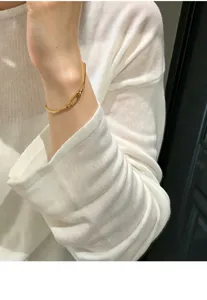 Nahaufnahme des eleganten goldenen Schlangenketten-Armbands mit verstellbarem Universalverschluss.