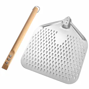 Pale per pizza perforata in acciaio inossidabile con manico in legno per forno e cucina.