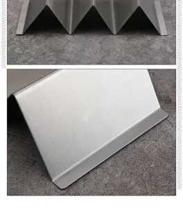 Edelstahl Taco Halter Detailansicht, gebürstete Metalloberfläche und W-förmiges Design.