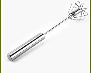 Dettaglio frusta per uova a spinta in acciaio inossidabile, utensile da cucina per dolci.