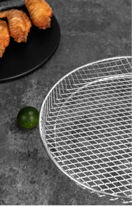Cesta de malla de acero inoxidable para freidora, primer plano de la rejilla fina.