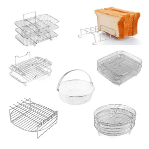 Vue detaillee des accessoires de friteuse sans huile en acier inoxydable et grilles metalliques.