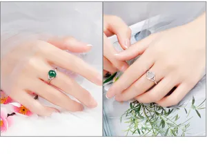 Nahaufnahme im Detail des Vintage Silber Schmuckrings mit Edelstein am Handmodell.