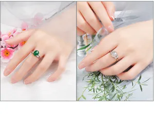 Detailansicht des eleganten S925 Silberrings mit ovalem grünen und weißen Jade-Edelstein.
