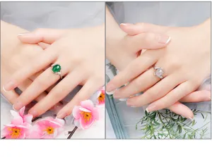 Zarter Ring aus echtem 925er Sterlingsilber mit glattem Jade Chalcedon Stein Detailbild