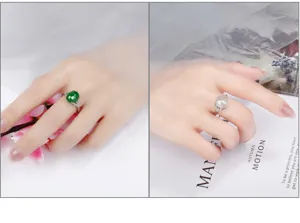 Detailaufnahme des eleganten Silberrings mit wunderschönen grünen und weißen Achatsteinen.