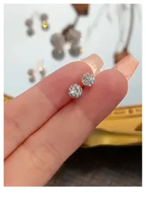 Nahaufnahme Detail von Sterlingsilber Pave Kristall Kugel Ohrstecker glitzern brillant.
