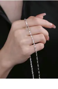 Detailaufnahme der eleganten silbernen Yuanbao-Kette mit feiner metallischer Gliederstruktur.