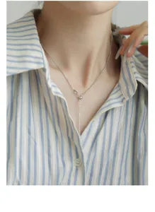 Delicata collana regolabile a Y in argento sterling 925 con dettagli di perle brillanti.