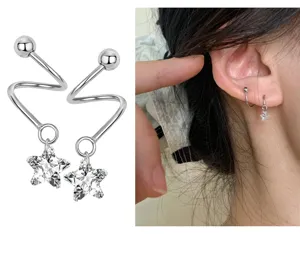 Nahaufnahme der S925 Sterlingsilber Spiral Twist Ohrringe mit funkelnden Kristallstern Anhängern.