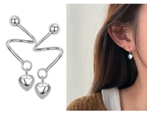 Detailansicht der Sterlingsilber Spiral Herz Ohrringe und Trageeffekt am Modell deutlich.