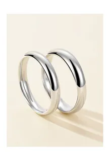 S925 Sterlingsilber Paar Ringe, glattes schlichtes Band Detailansicht mit polierter Oberflaeche.