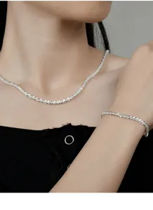 Detailansicht der glänzenden S925 Sterlingsilber Sternenlicht Kette und Armband.