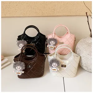 Sac à main seau matelassé élégant pour femme, sac bandoulière vintage avec joli pendentif poupée.
