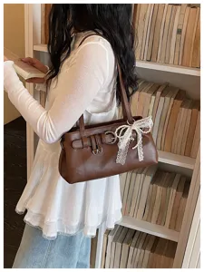 Élégant sac porté épaule marron pour femme en cuir avec nœud en perles de dentelle chic.