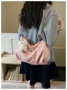 Borsa tote rosa casual con stampa a stelle e ciondolo orsetto, dettaglio borsa tracolla.
