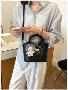 Sac seau matelasse noir sac a bandouliere elegante avec pendentif poupee en peluche mignon
