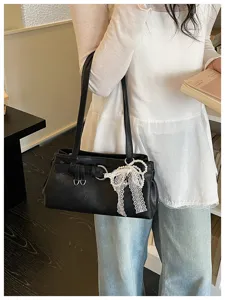 Sac à épaule noir chic pour femme, avec nœud élégant en dentelle et perle, boucle en métal.