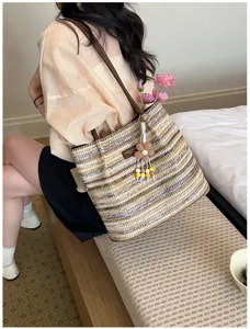 Zomer kleurrijke gestreepte geweven tote tas, stijlvolle schoudertas met schattige bloemhanger dames.