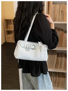 Sac à épaule bleu clair élégant pour femme sac à main design niche avec boucle et nœud en perle.